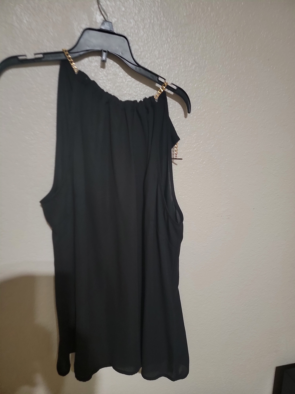 Chiffon One-Shoulder Black Tank Top with Chain Detail